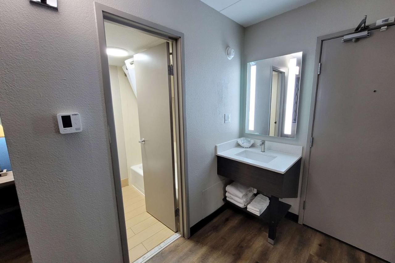 Wingate By Wyndham Wichita Airport Hotel Kültér fotó