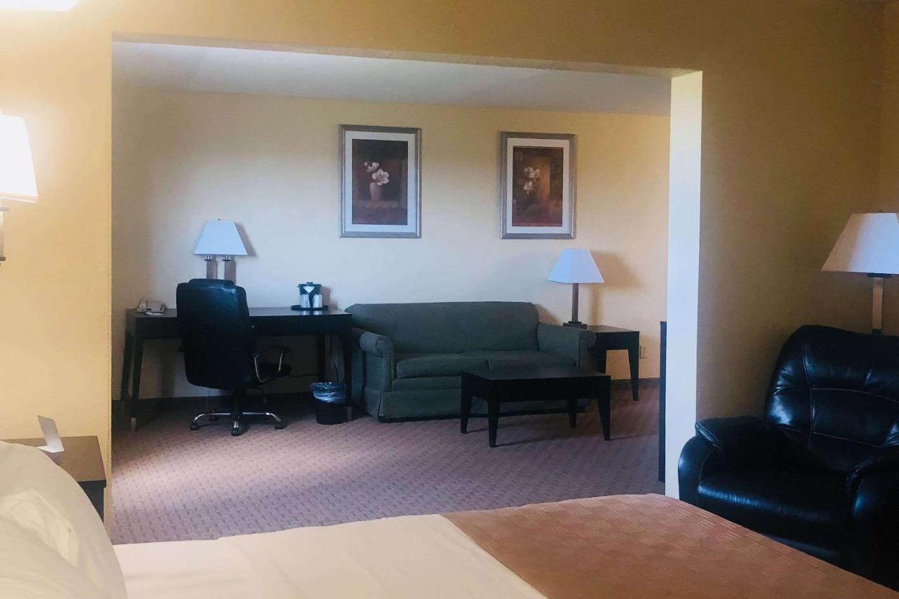Wingate By Wyndham Wichita Airport Hotel Kültér fotó