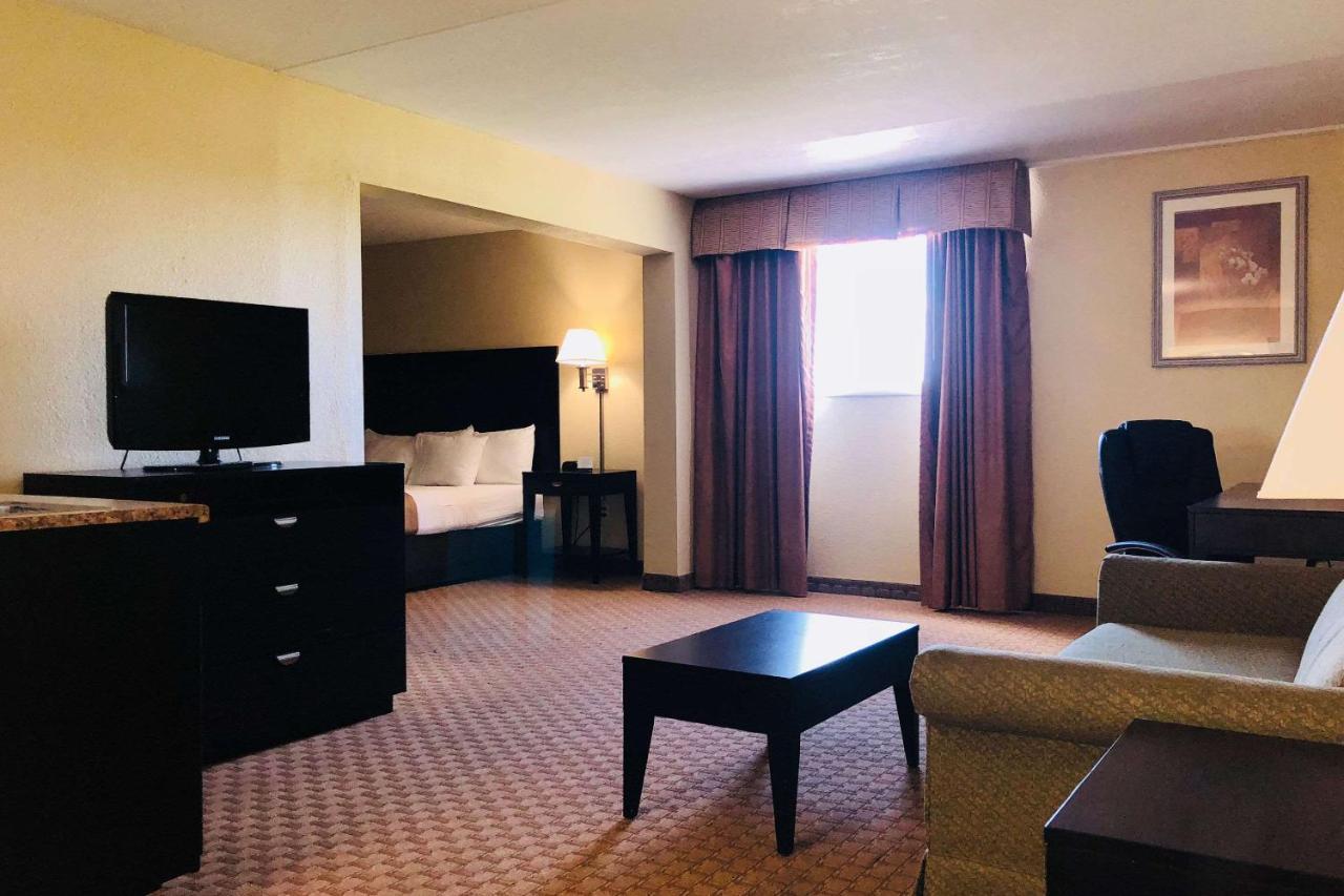 Wingate By Wyndham Wichita Airport Hotel Kültér fotó