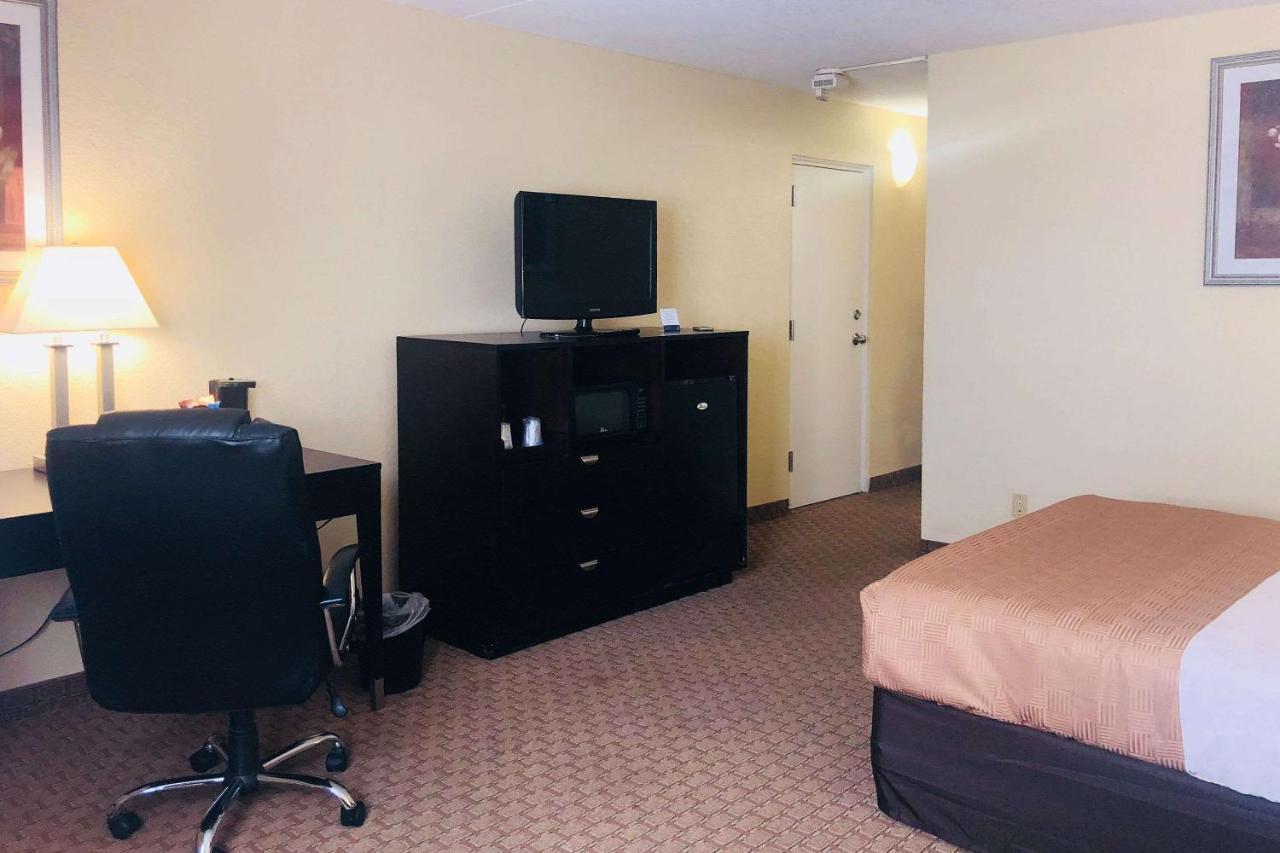 Wingate By Wyndham Wichita Airport Hotel Kültér fotó